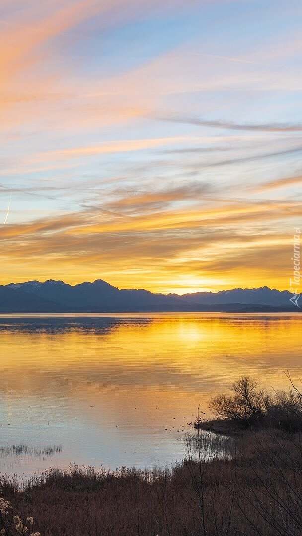 Jezioro Chiemsee o zachodzie słońca