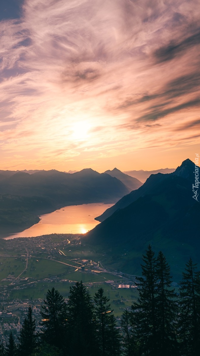 Jezioro Czterech Kantonów w Alpach Szwajcarskich