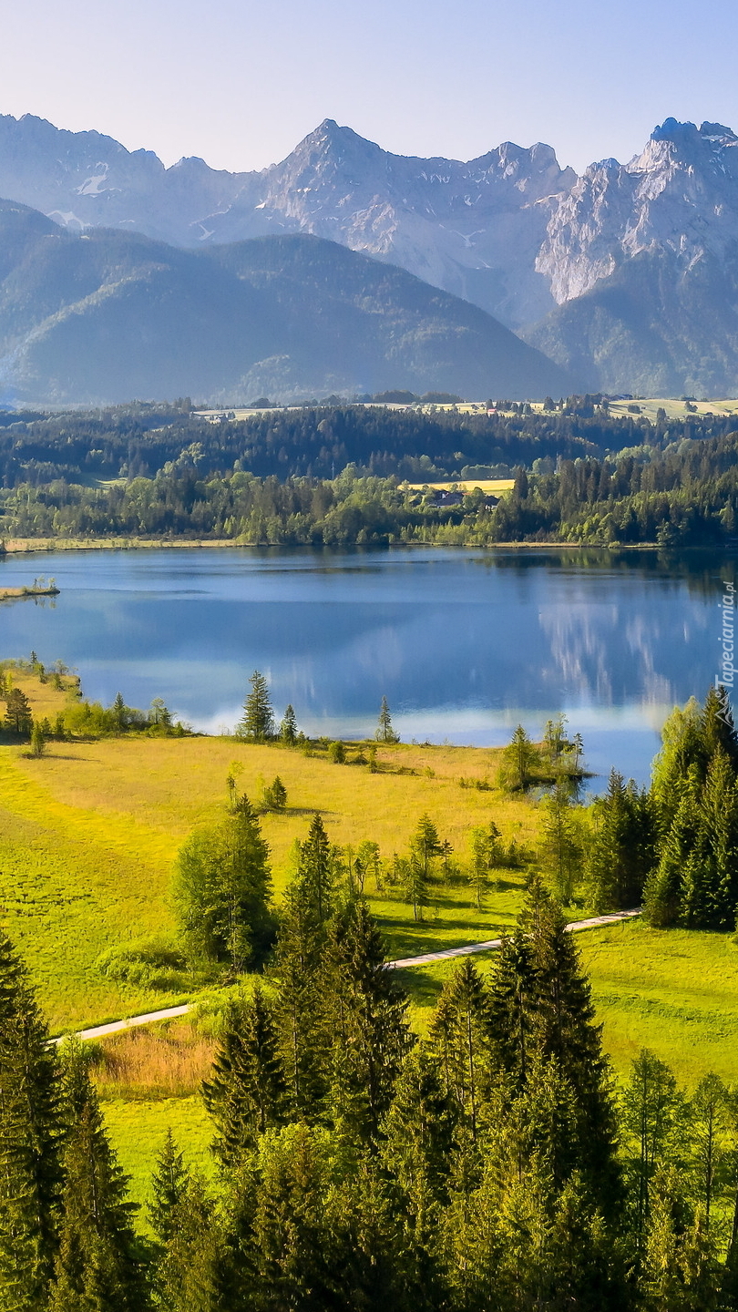 Jezioro Eibsee i góry Karwendel w Bawarii