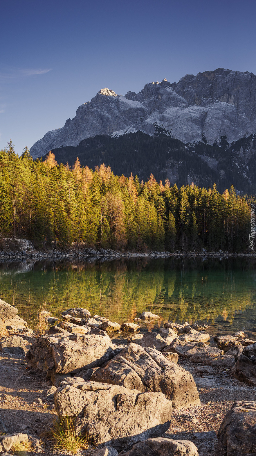 Jezioro Eibsee i pasmo górskie Karwendel