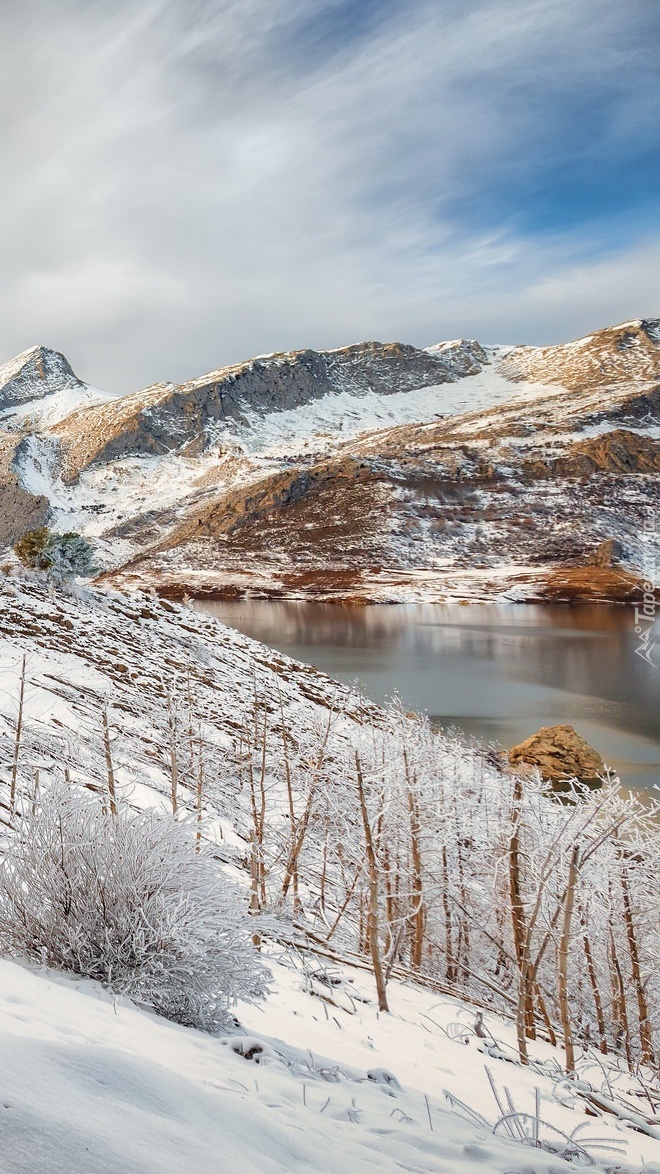 Jezioro Embalse de Riaño w Hiszpanii