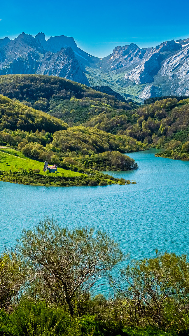 Jezioro Embalse i góry Picos de Europa w Hiszpanii
