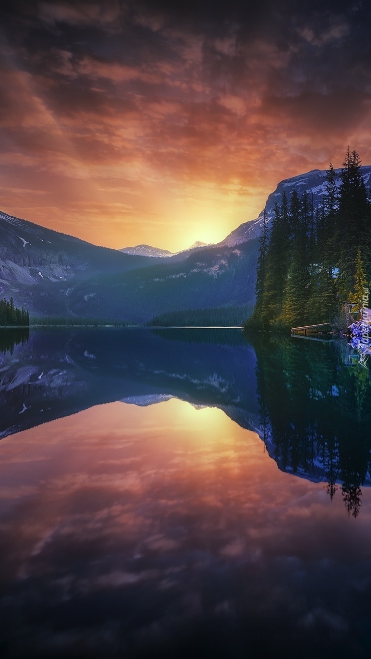 Jezioro Emerald Lake w Parku Narodowym Yoho o zachodzie słońca