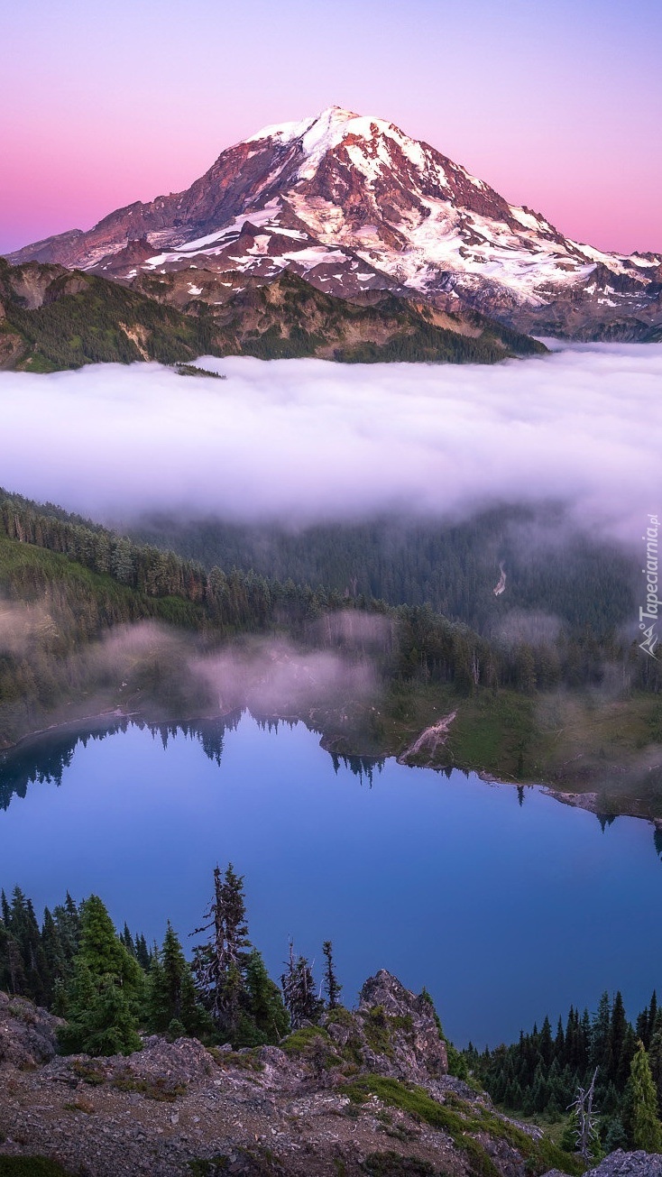 Jezioro Eunice Lake i góra Mount Rainier we mgle
