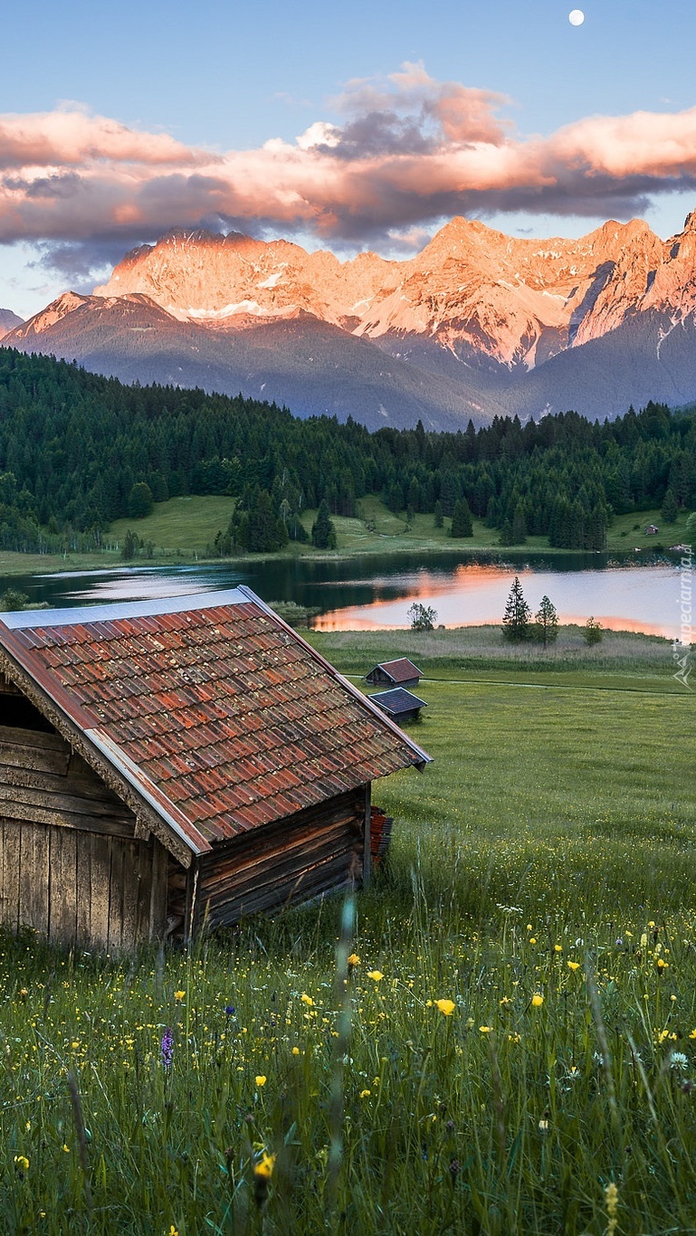 Jezioro Geroldsee i rozświetlone góry Karwendel