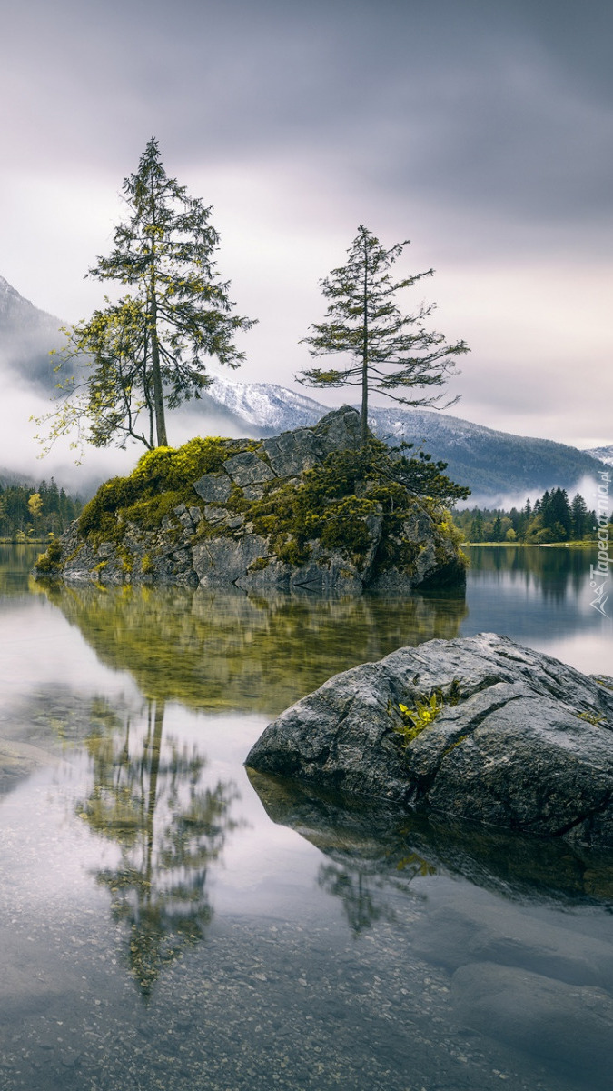 Jezioro Hintersee z wysepką w Bawarii