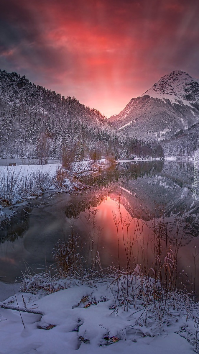 Jezioro i góry o zachodzie słońca