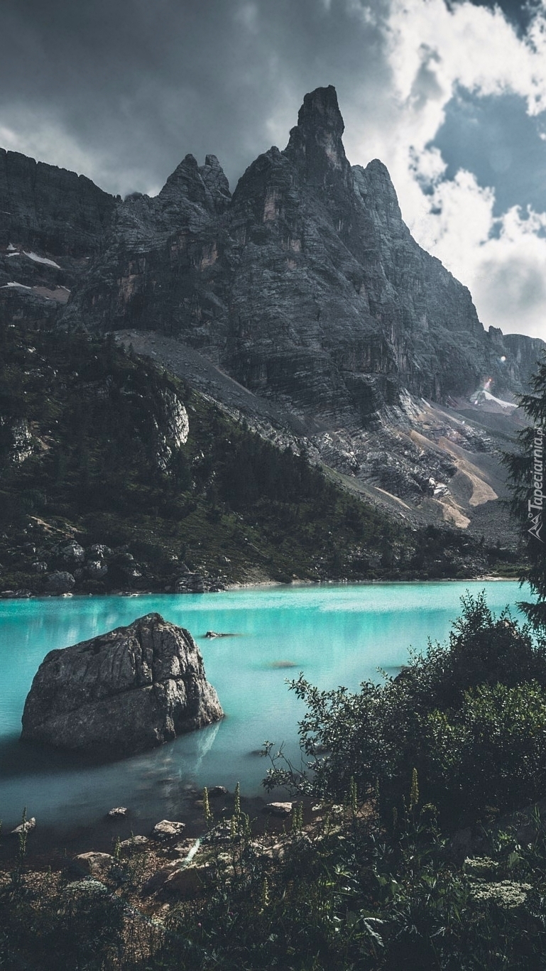 Jezioro i góry w włoskich Dolomitach