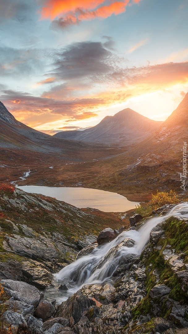 Jezioro i potok w dolinie Romsdalen