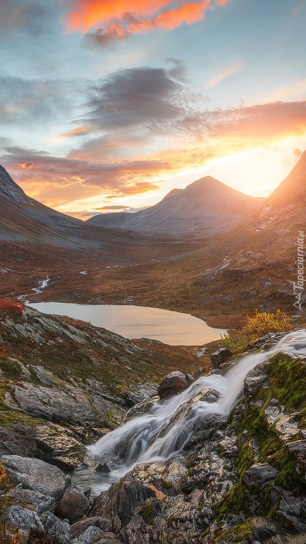 Jezioro i potok w dolinie Romsdalen