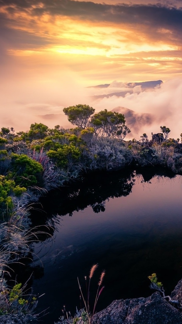 Jezioro i zamglone góry na wyspie Reunion
