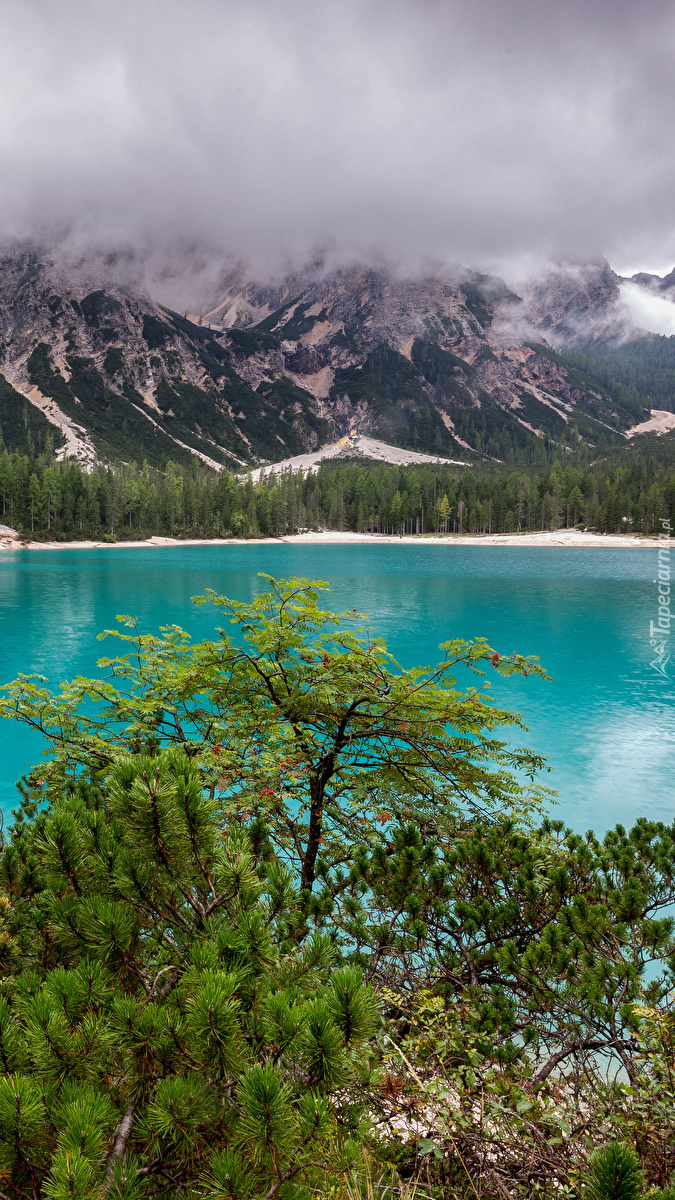 Jezioro Lago di Braies i chmury nad Alpami