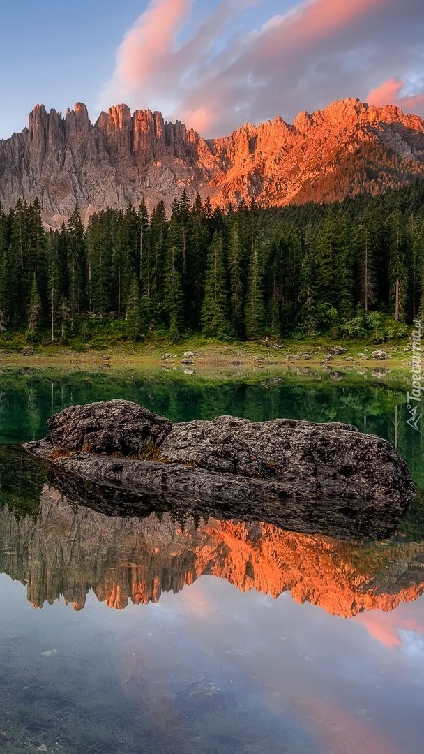 Jezioro Lago di Carezza w Dolomitach