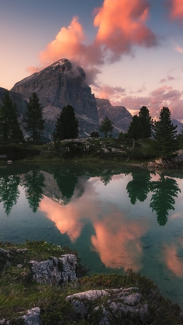 Jezioro Lago di Limides i chmury nad Dolomitami
