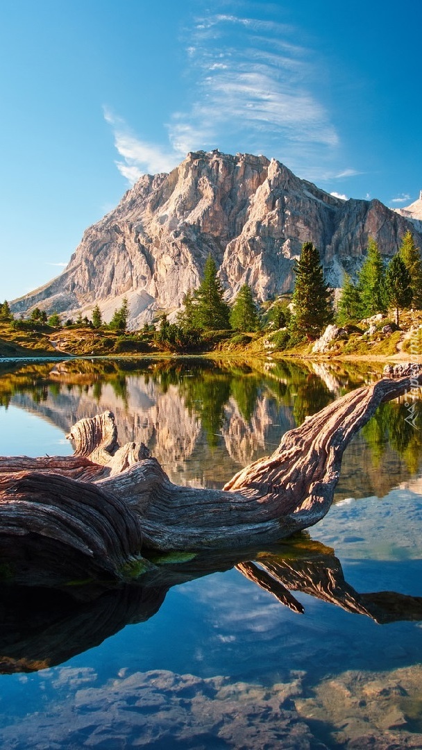 Jezioro Lago Limides na tle Dolomitów