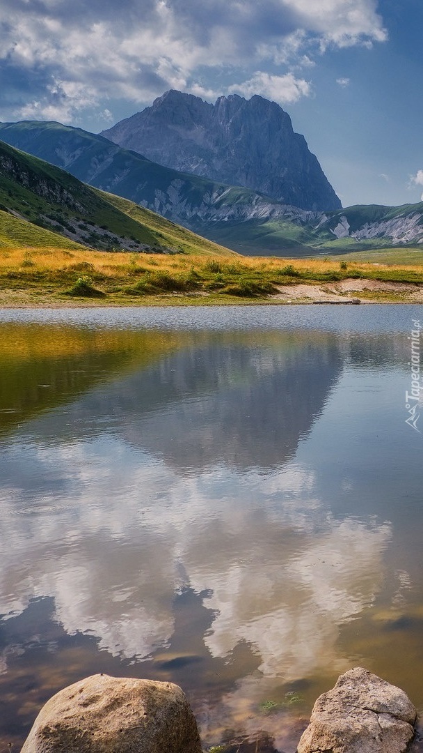 Jezioro Lago Pietranzoni i góry Gran Sasso