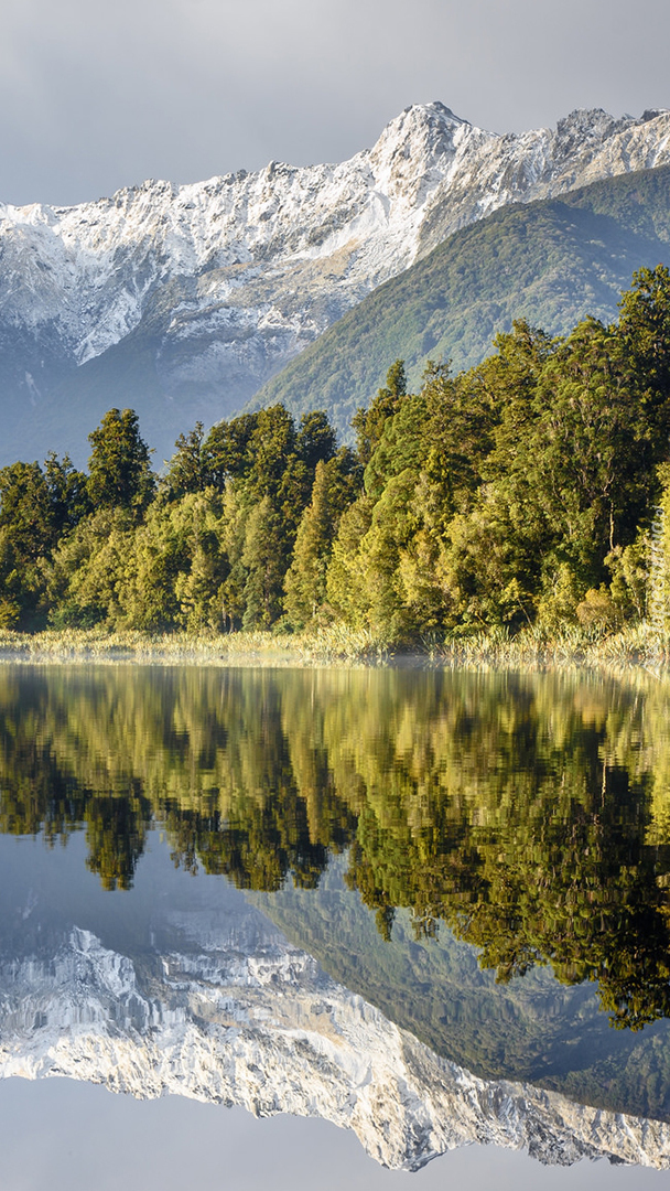 Jezioro Lake Matheson w górach