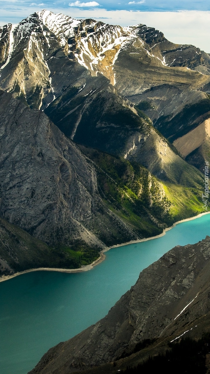 Jezioro Lake Minnewanka w Górach Skalistych