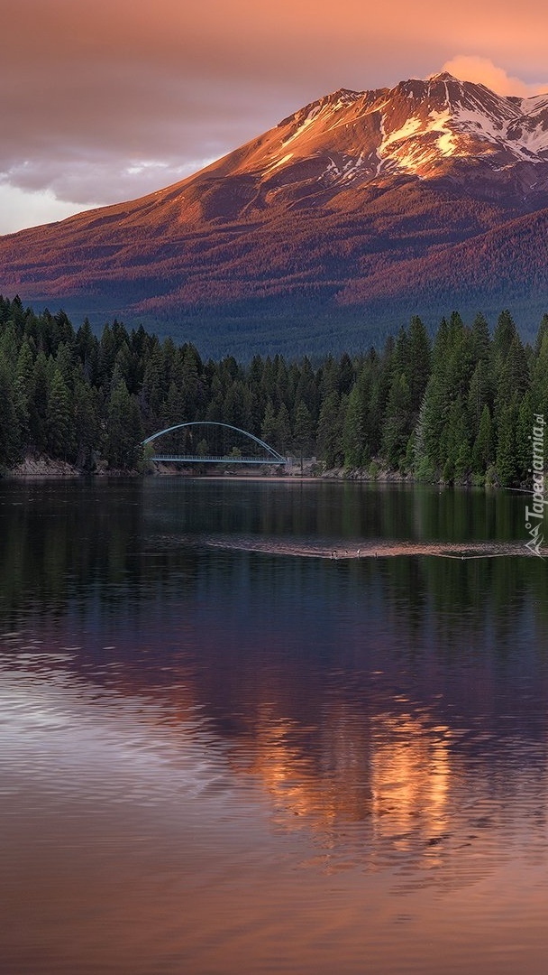 Jezioro Lake Siskiyou i stratowulkan Mount Shasta