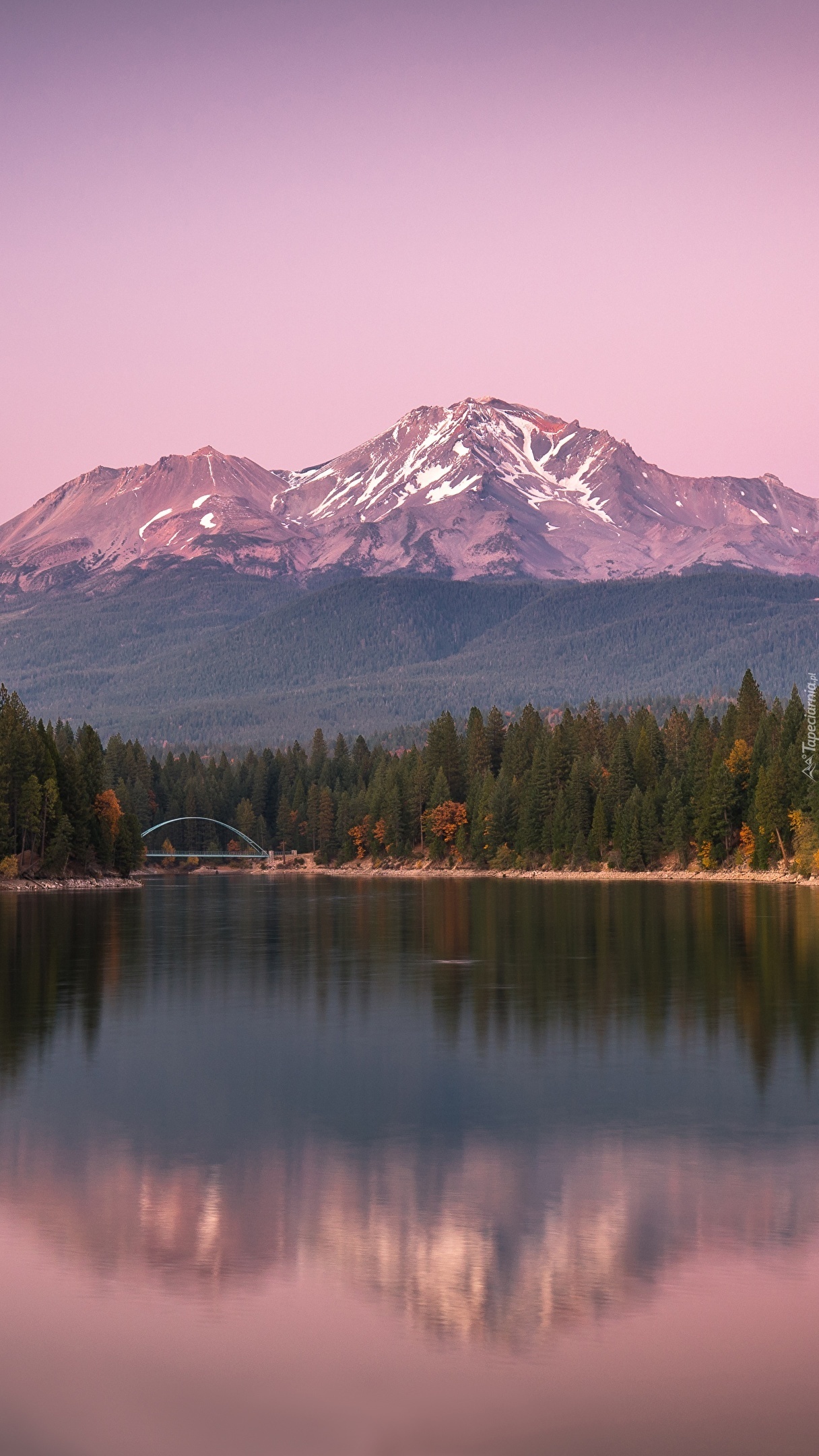 Jezioro Lake Siskiyou i stratowulkan Mount Shasta