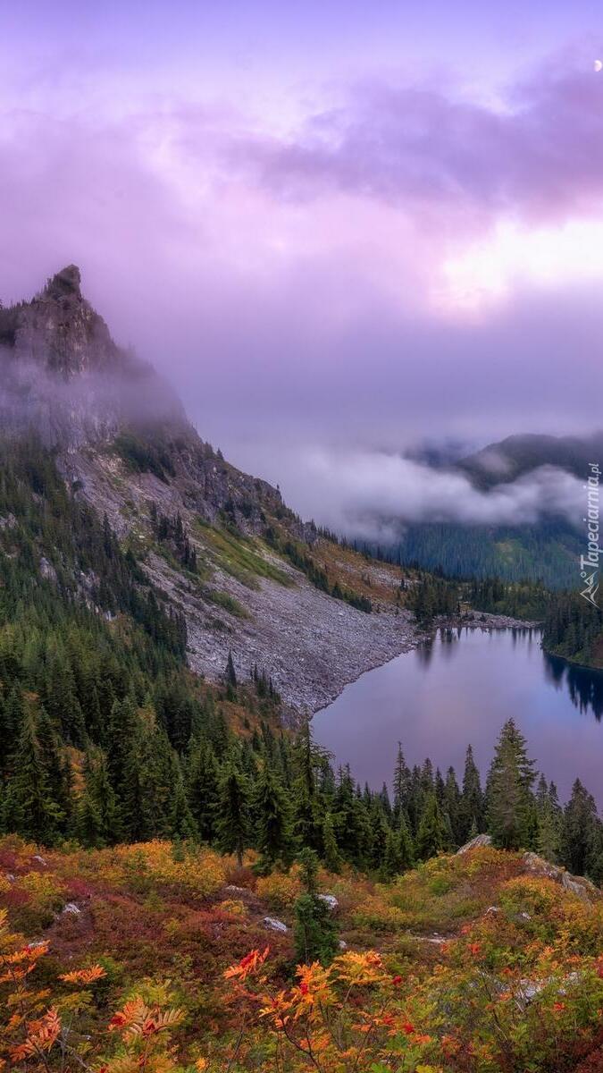 Jezioro Lake Valhalla i zamglone góry Kaskadowe