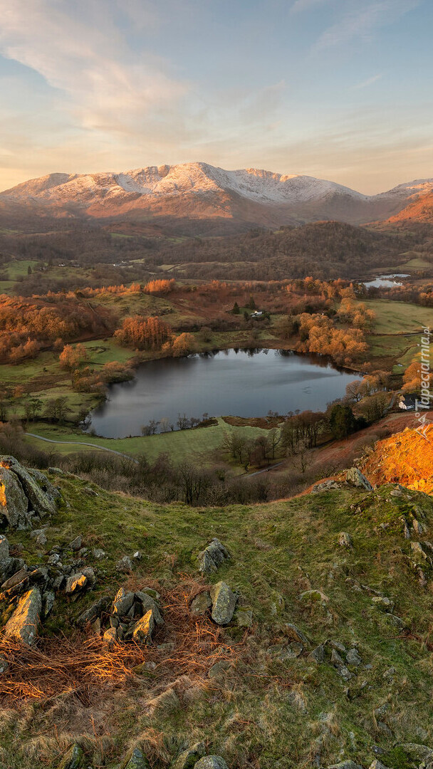 Jezioro Loughrigg Tarn i góry Central Fells