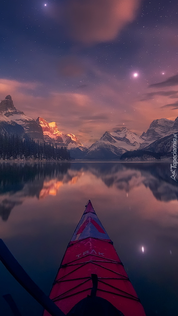 Jezioro Maligne Lake i góry Canadian Rockies nocą