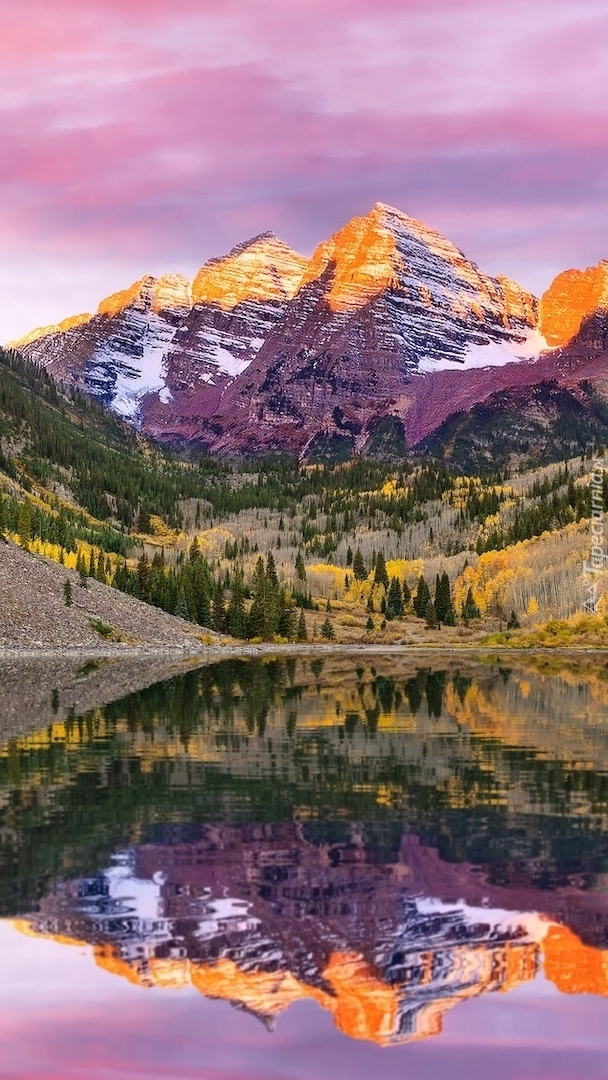 Jezioro Maroon Lake i rozświetlone szczyty Maroon Bells