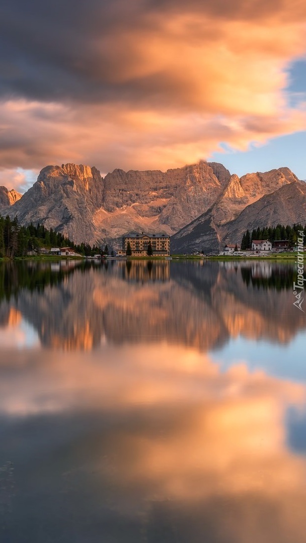 Jezioro Misurina Lake i Grand Hotel Misurina w oddali