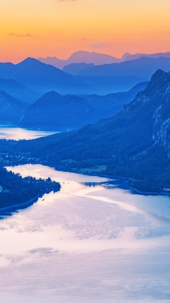 Jezioro Mondsee i góry Salzkammergut Berge w Austrii