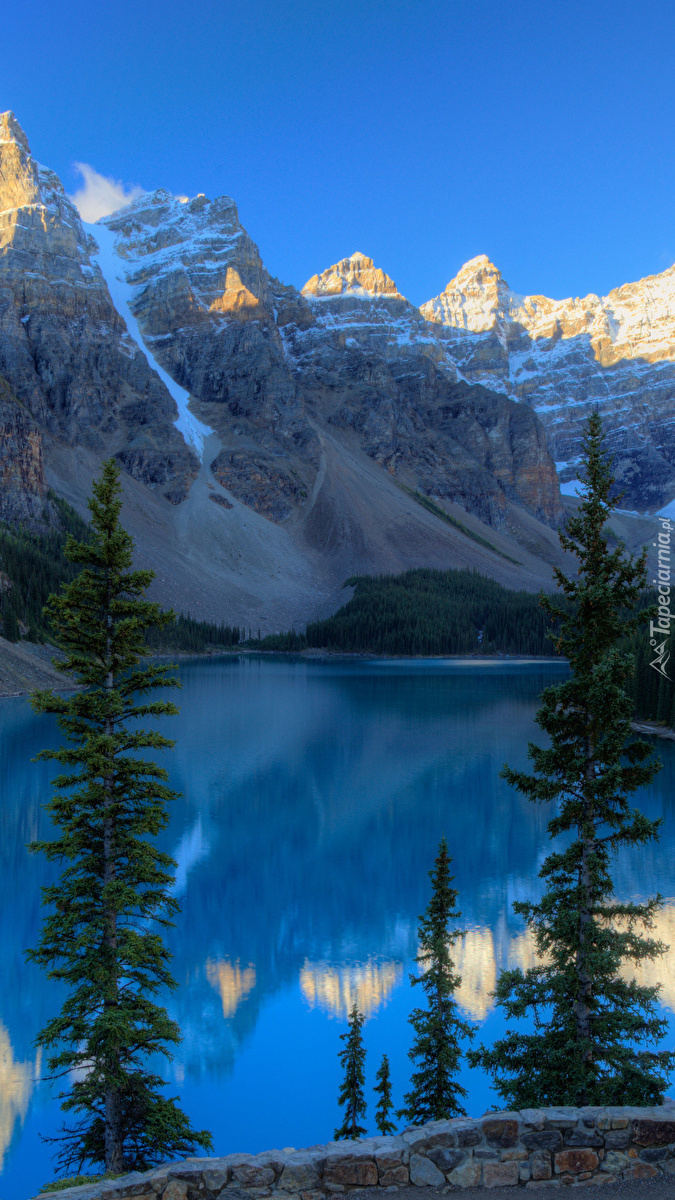 Jezioro Moraine Lake na tle gór