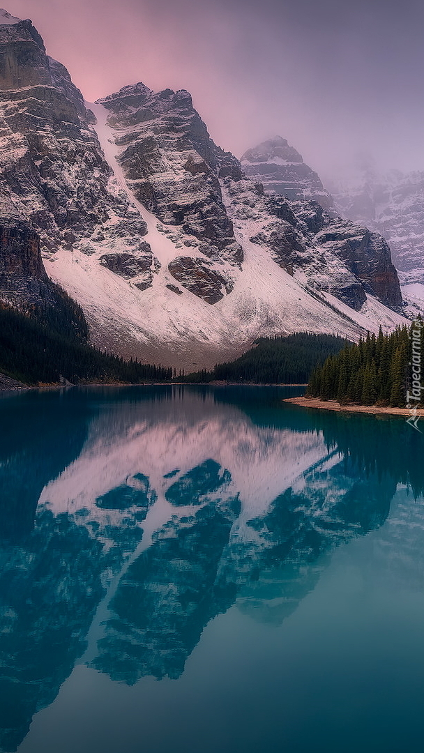 Jezioro Moraine Lake w Dolinie Dziesięciu Szczytów