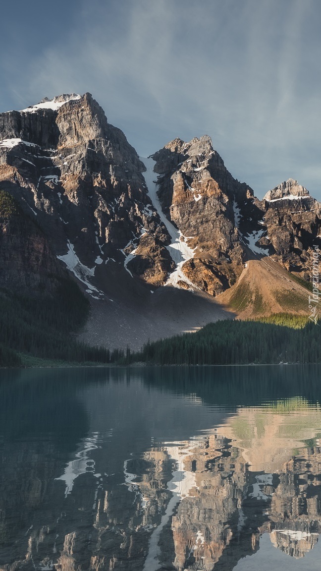 Jezioro Moraine Lake z widokiem na góry