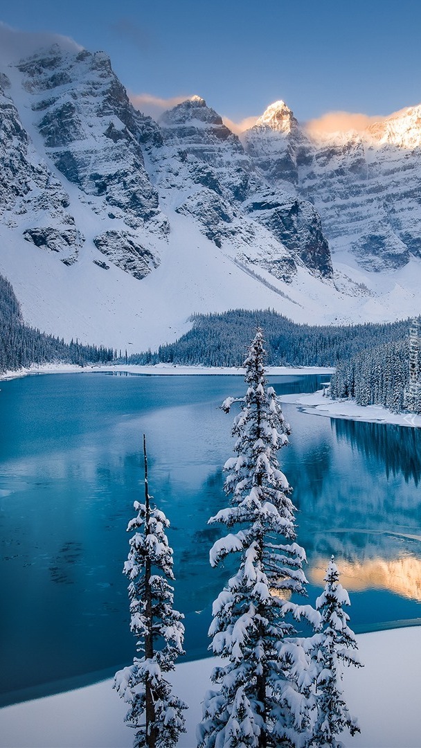 Jezioro Moraine Lake zimową porą