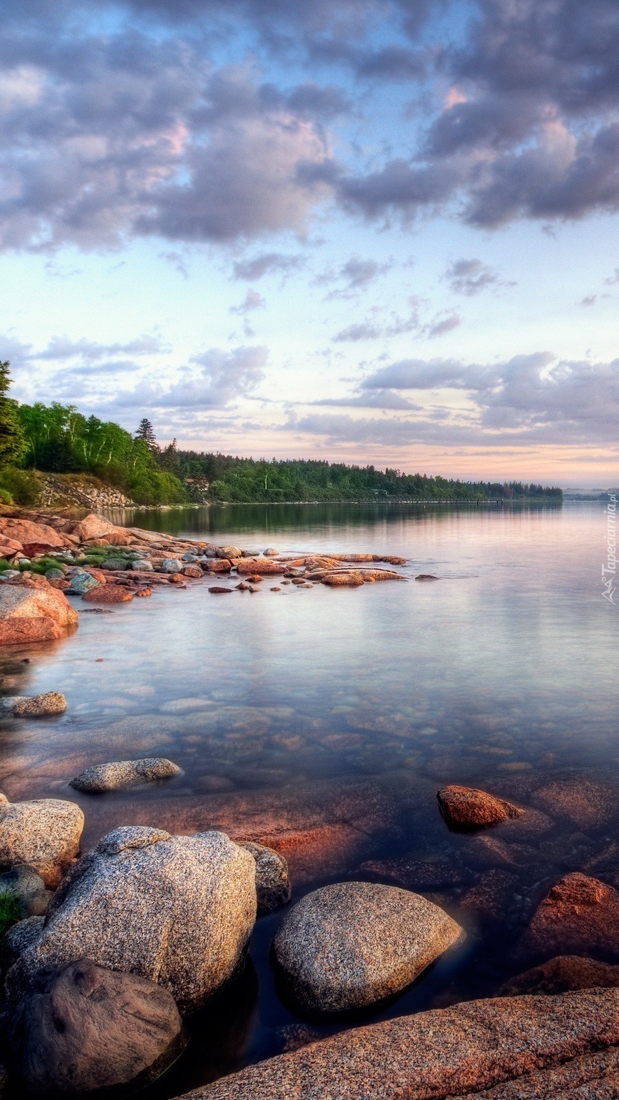 Jezioro o kamienistym brzegu