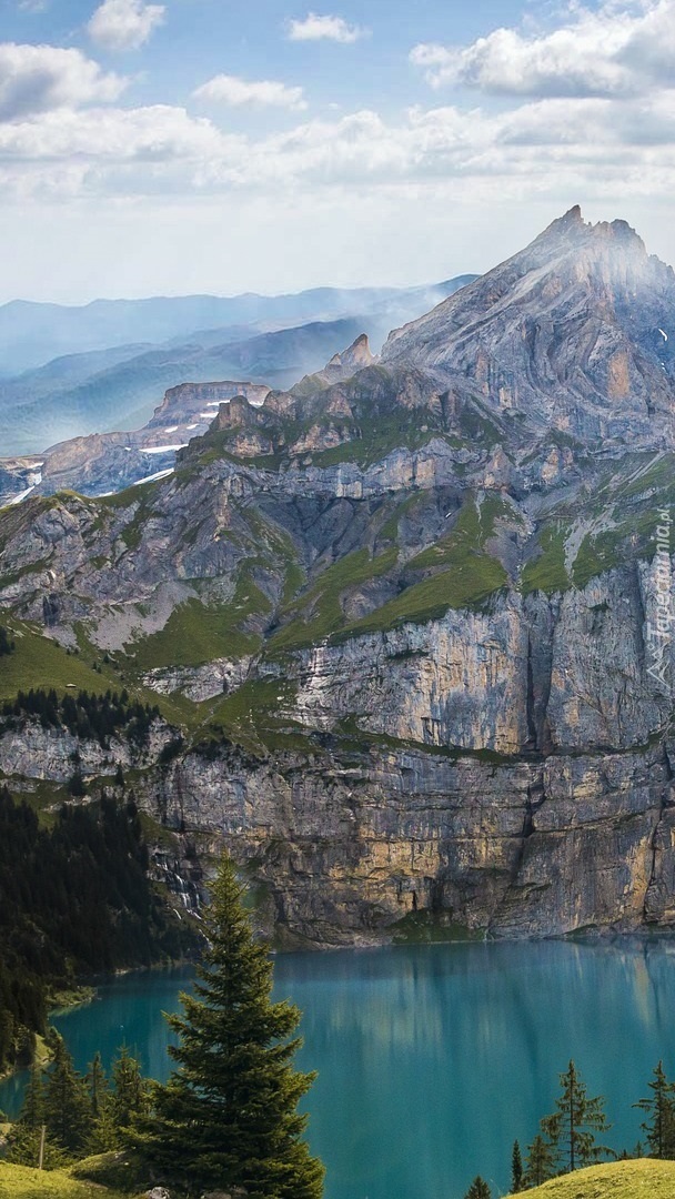 Jezioro Oeschinen i Alpy Berneńskie