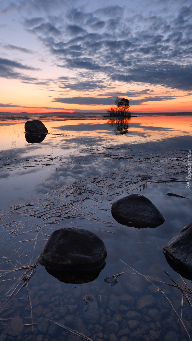 Jezioro Onega o zachodzie słońca