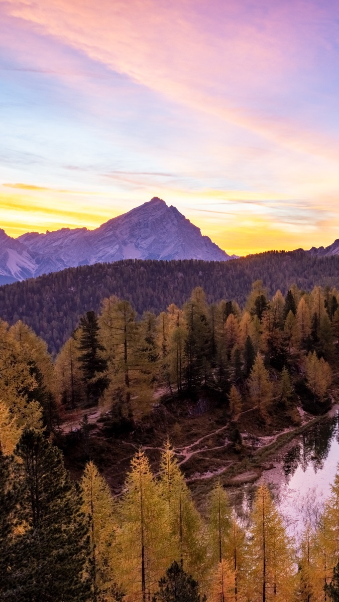 Jezioro otoczone drzewami we włoskich Dolomitach