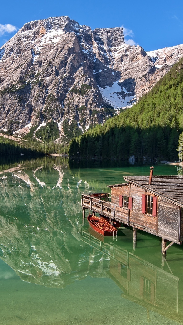 Jezioro Pragser Wildsee na tle Dolomitów