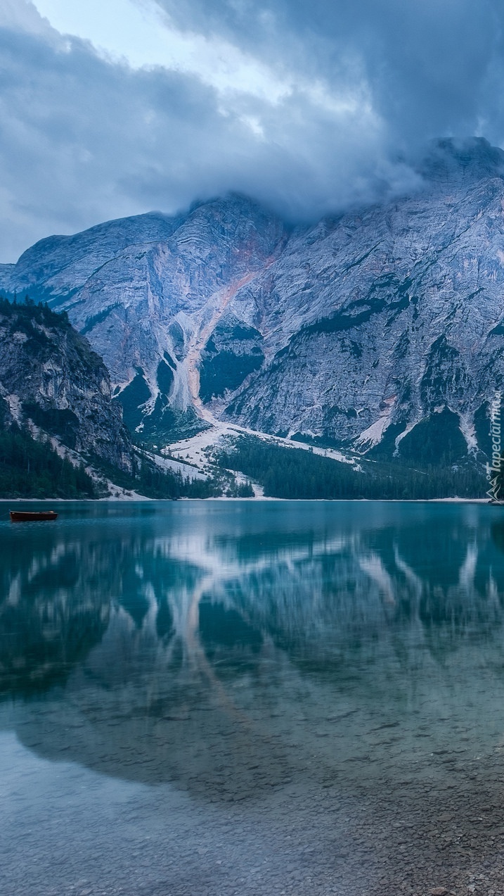 Jezioro Pragser Wildsee w Dolomitach