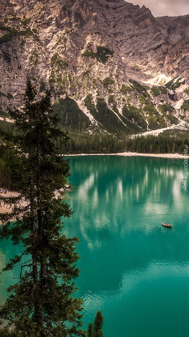 Jezioro Pragser Wildsee we włoskich Dolomitach