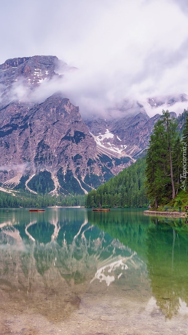 Jezioro Pragser Wildsee we włoskich Dolomitach