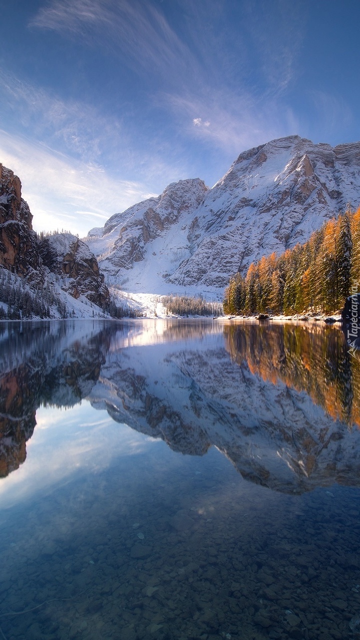 Jezioro Pragser Wildsee we włoskich Dolomitach
