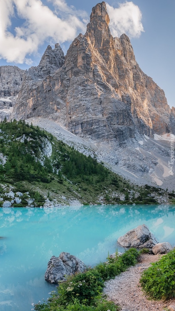 Jezioro Sorapis Lake i masyw Sorapis w Dolomitach