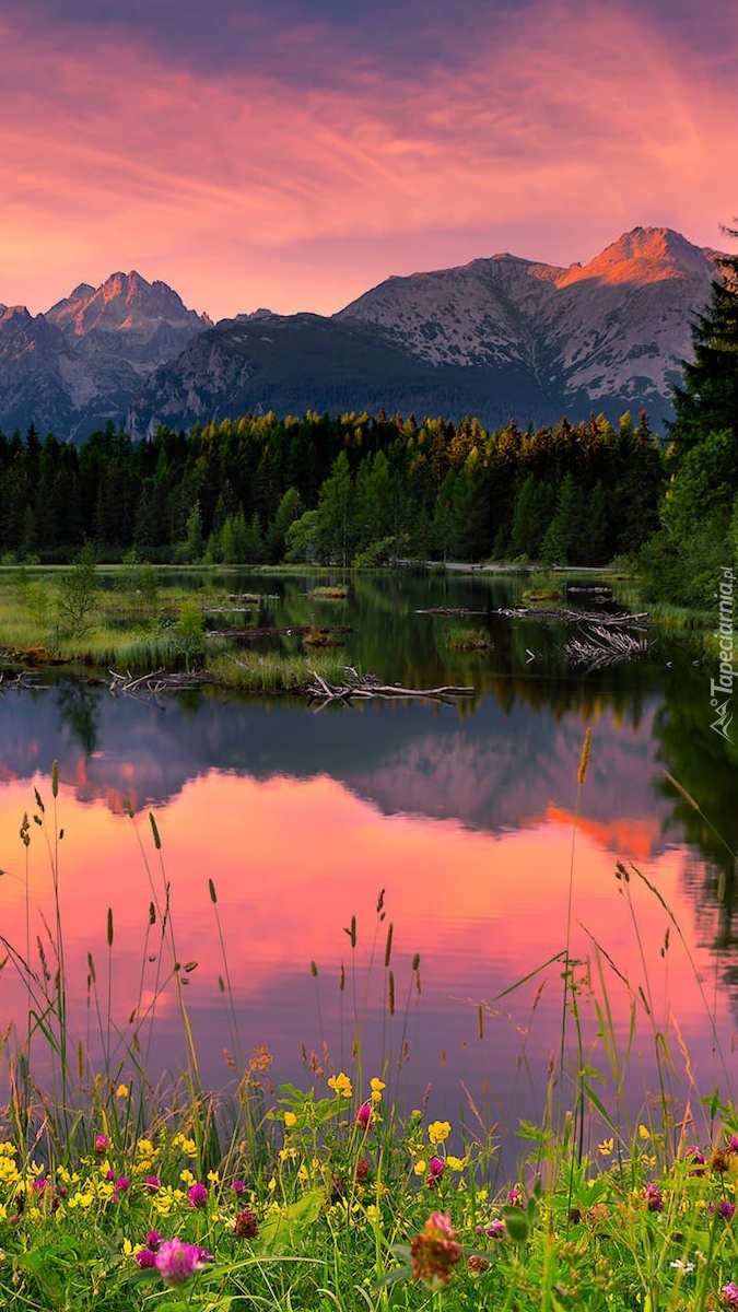 Jezioro Szczyrbskie w Tatrach Słowackich pod kolorowym niebem
