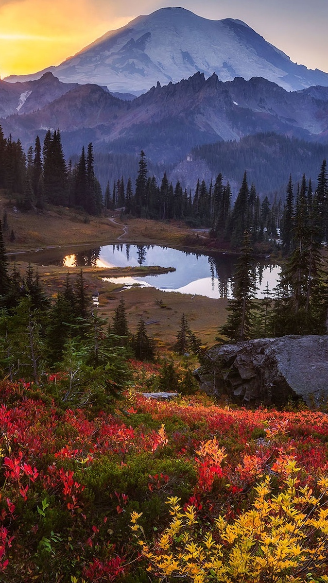 Jezioro Tipsoo Lake i stratowulkan Mount Rainier