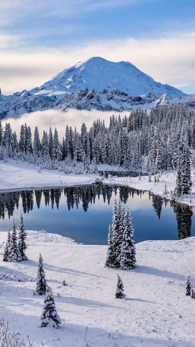 Jezioro Tipsoo Lake i stratowulkan Mount Rainier zimową porą