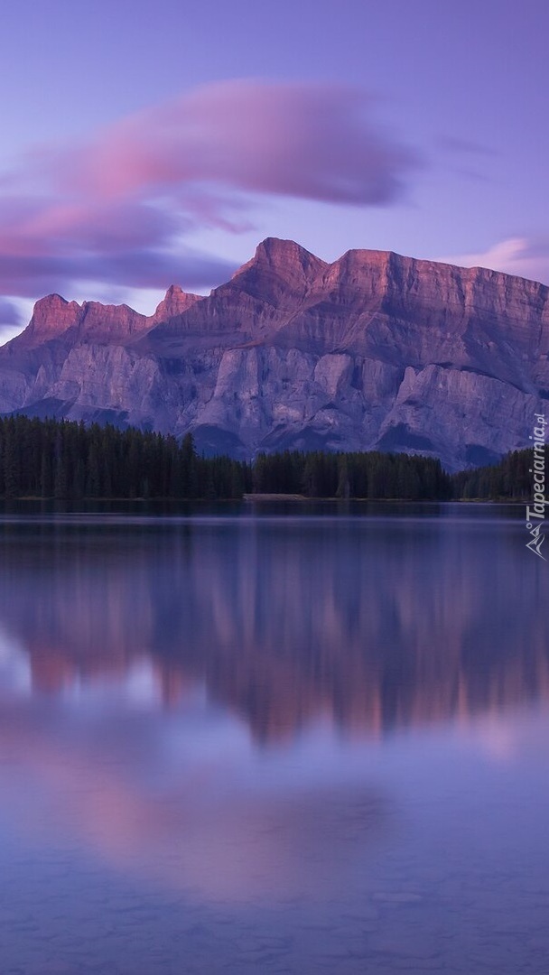 Jezioro Two Jack Lake i góra Mount Rundle