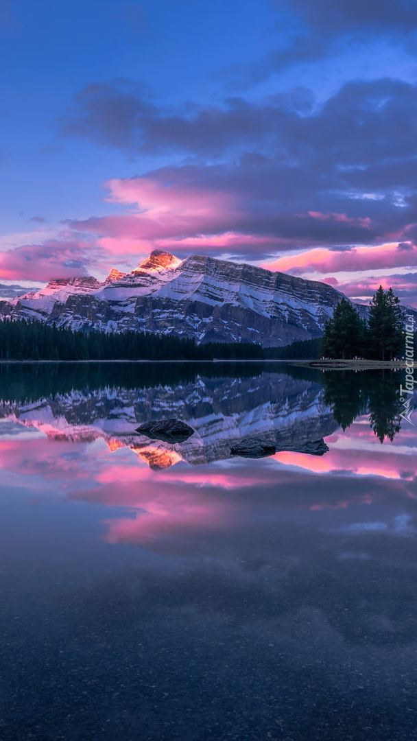 Jezioro Two Jack Lake i góry Mount Rundle