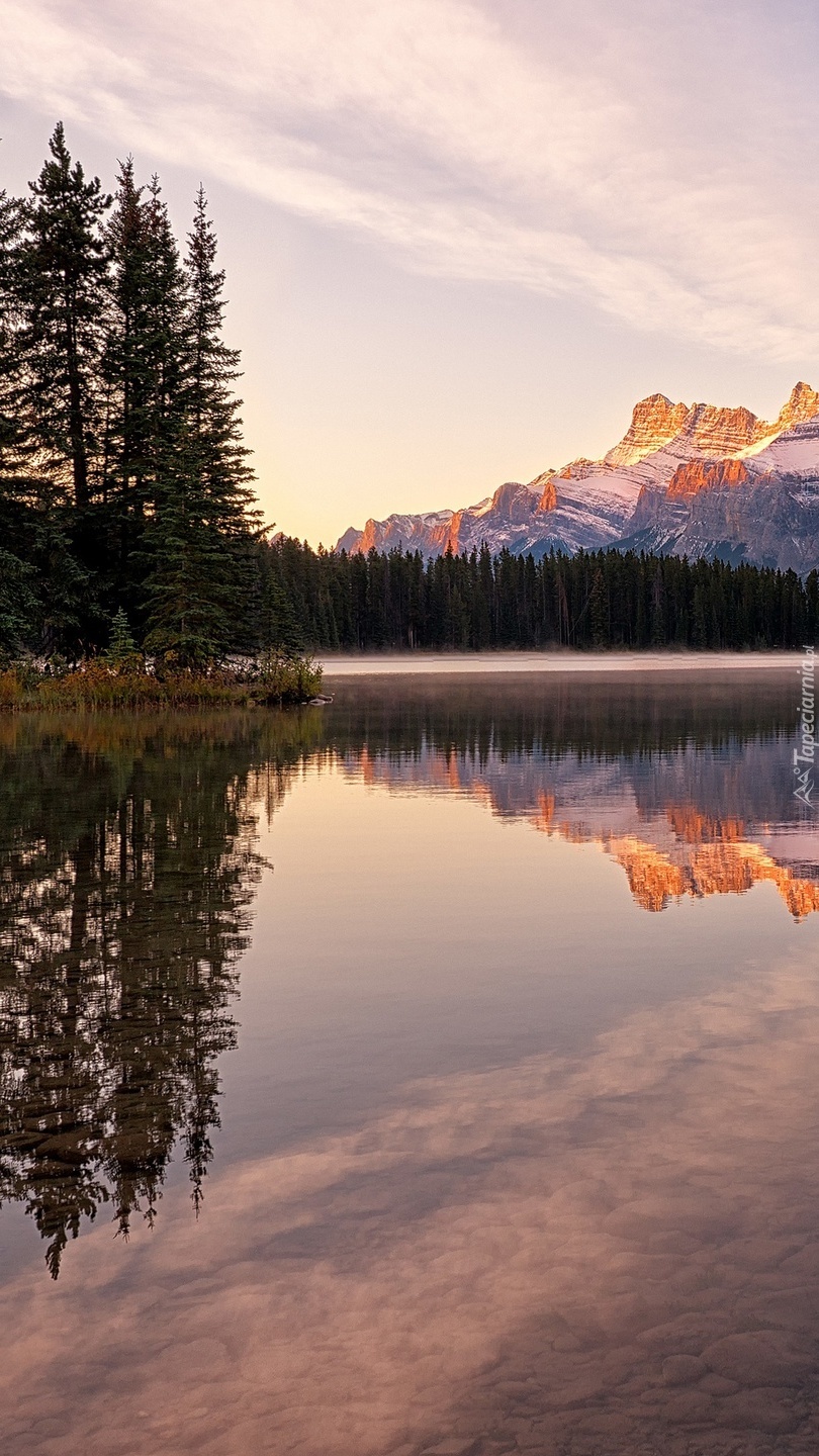 Jezioro Two Jack Lake i góry Mount Rundle